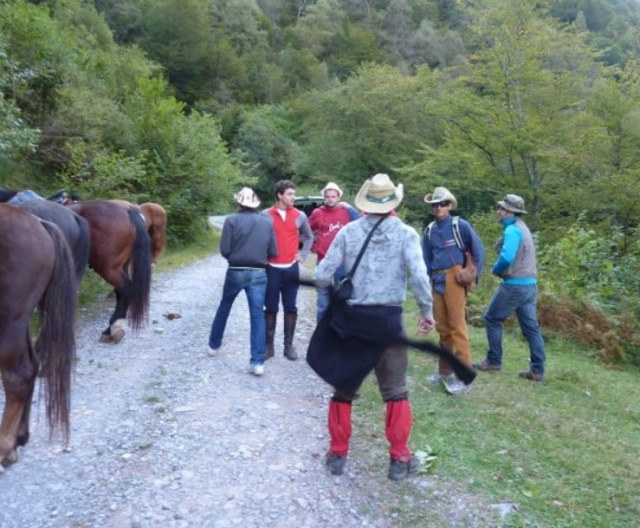 Jinetes con sombrero de cowboy